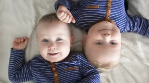 Eineiige männliche Zwillinge im Säuglingsalter