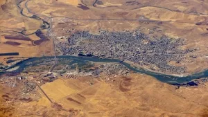 Luftbild der am Tigris gelegenen türkischen Stadt Cizre