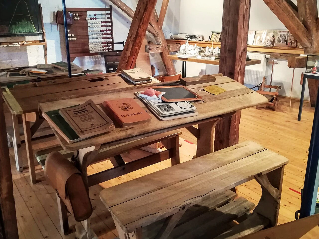 Rosa Kleidchen und Spielzeugpistolen