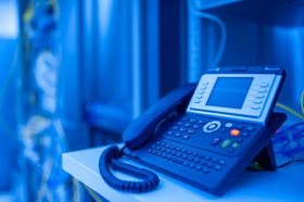 Algorithmen am Hörer: Die Evolution der telefonischen Erreichbarkeit in der Wirtschaft