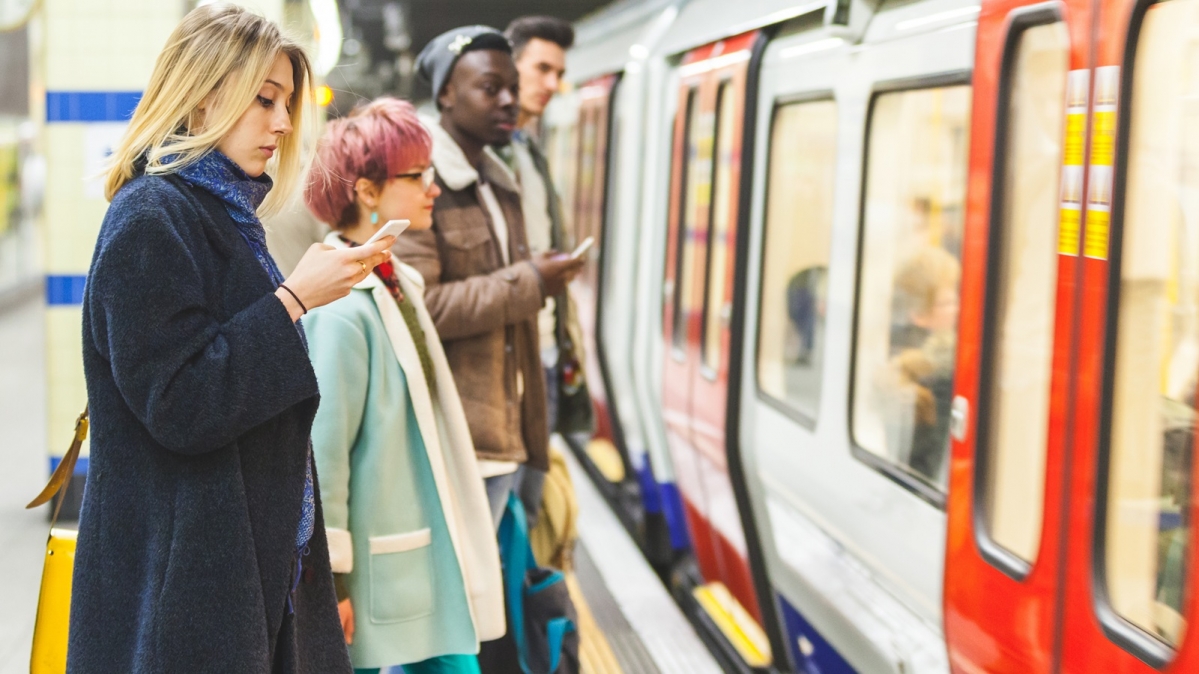 Wartende an einer Station der London Underground