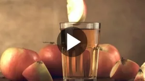 Äpfel und Apfelsaftglas