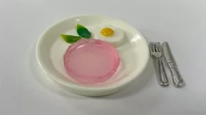 kultiviertes Labor-Fleisch auf einem Teller angerichtet zusammen mit einem Spiegelei